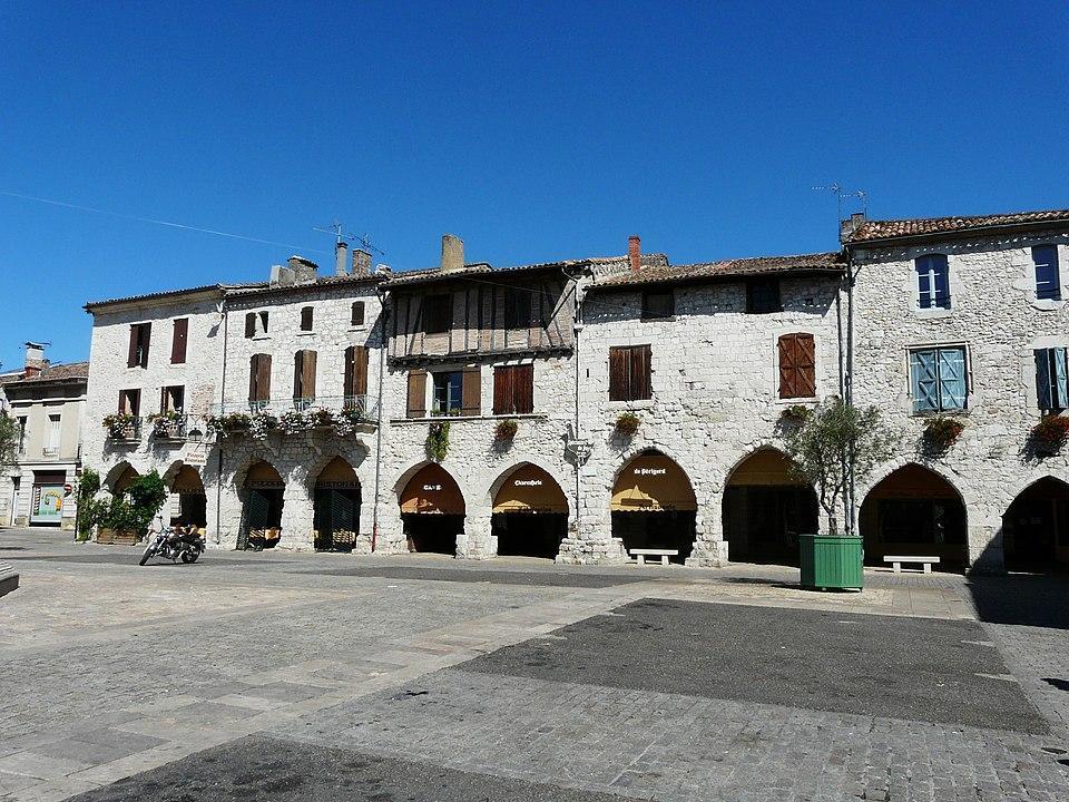 Arcades d’Eymet – place Gambetta 3264 × 2448 CC BY-SA 3.0 ©Père Igor — CC BY-SA 3.0